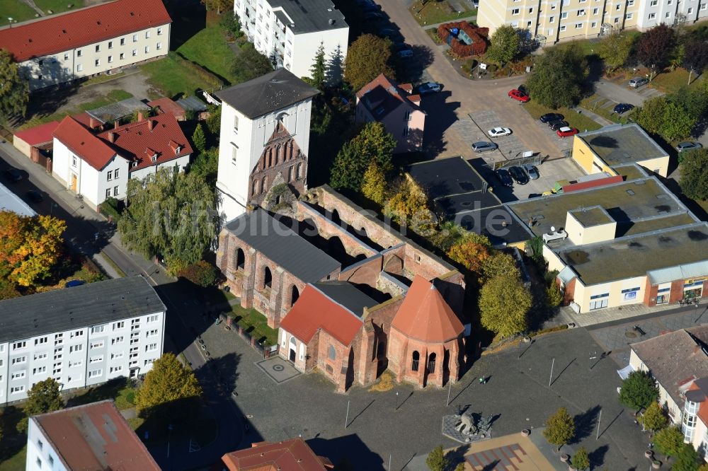 Wriezen aus der Vogelperspektive: Ruine des Kirchengebäude der Evangelische Marienkirche in Wriezen im Bundesland Brandenburg, Deutschland