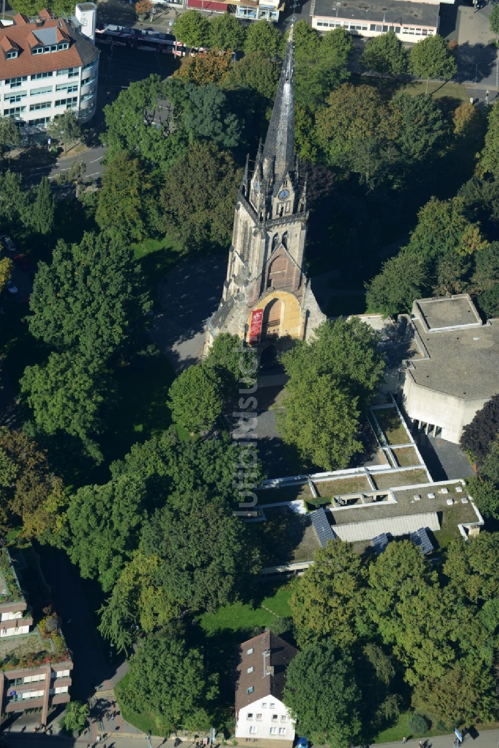 Luftaufnahme Kassel - Ruine des Kirchengebäude der Lutherkirche in Kassel im Bundesland Hessen