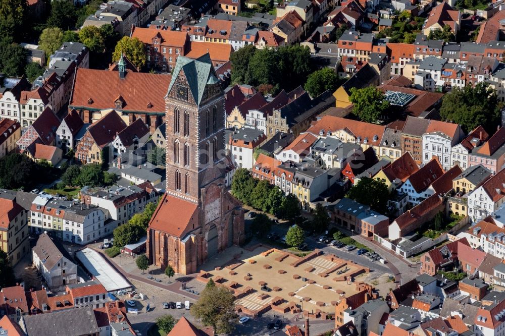 Luftbild Wismar - Ruine des Kirchengebäude der St. Marien in Wismar im Bundesland Mecklenburg-Vorpommern, Deutschland