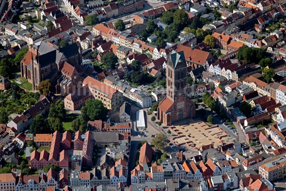 Luftaufnahme Wismar - Ruine des Kirchengebäude der St. Marien in Wismar im Bundesland Mecklenburg-Vorpommern, Deutschland