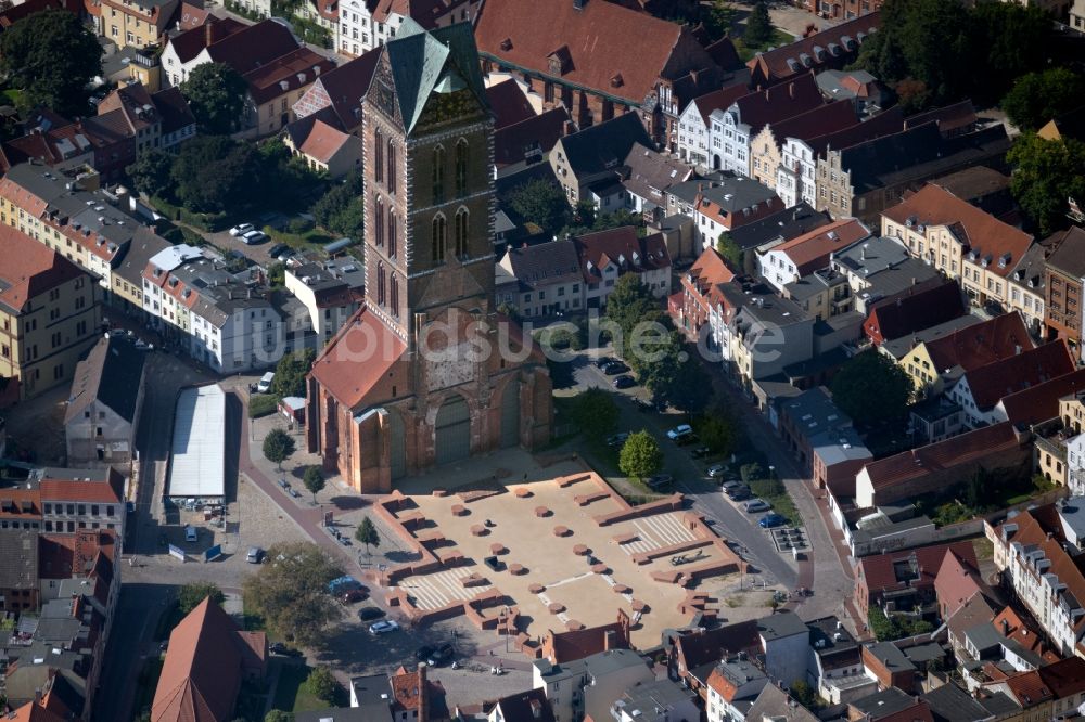 Wismar von oben - Ruine des Kirchengebäude der St. Marien in Wismar im Bundesland Mecklenburg-Vorpommern, Deutschland