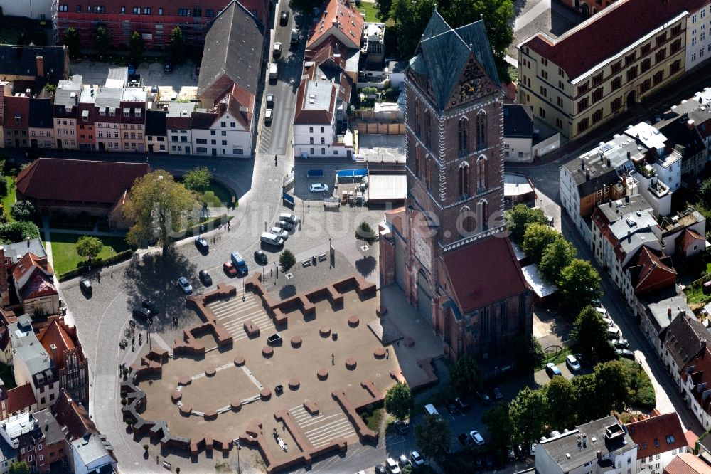 Luftbild Wismar - Ruine des Kirchengebäude der St. Marien in Wismar im Bundesland Mecklenburg-Vorpommern, Deutschland