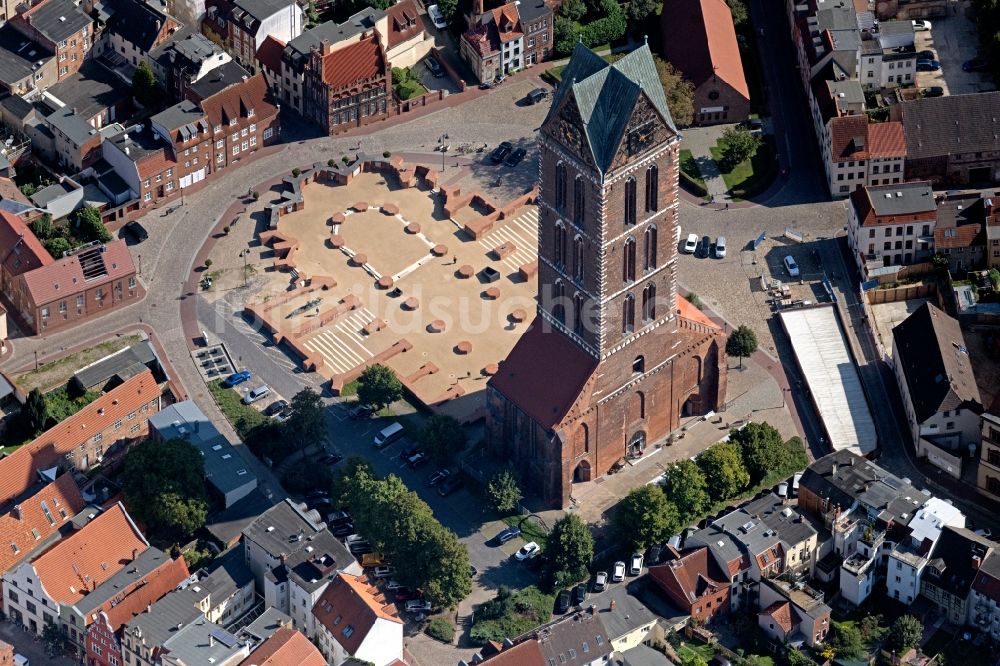 Luftaufnahme Wismar - Ruine des Kirchengebäude der St. Marien in Wismar im Bundesland Mecklenburg-Vorpommern, Deutschland