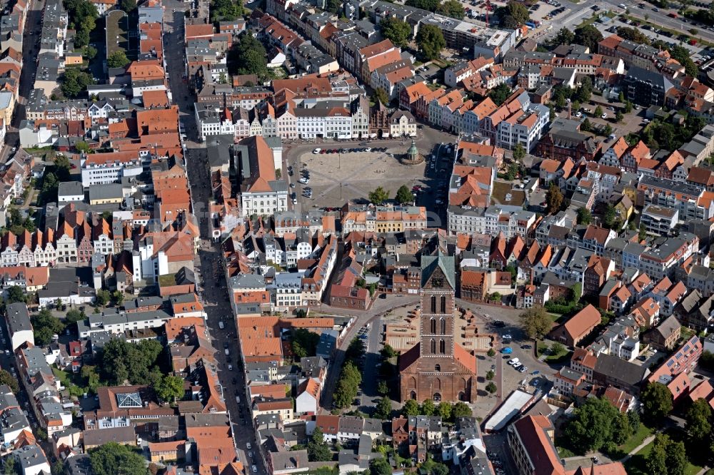 Wismar von oben - Ruine des Kirchengebäude der St. Marien in Wismar im Bundesland Mecklenburg-Vorpommern, Deutschland