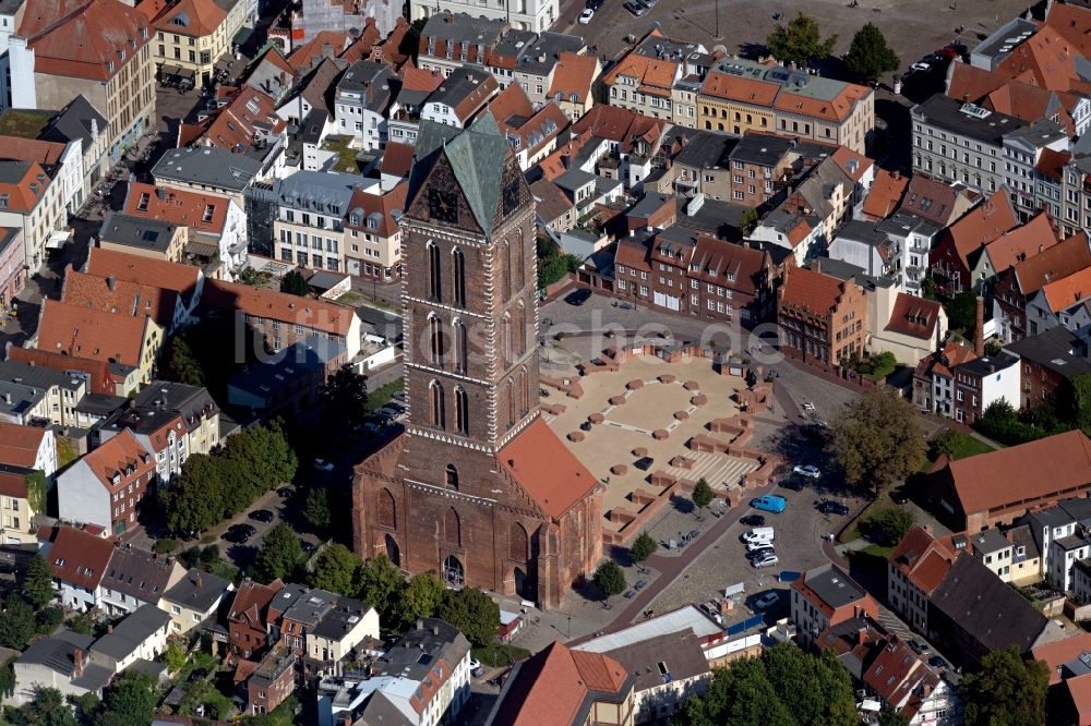 Wismar aus der Vogelperspektive: Ruine des Kirchengebäude der St. Marien in Wismar im Bundesland Mecklenburg-Vorpommern, Deutschland