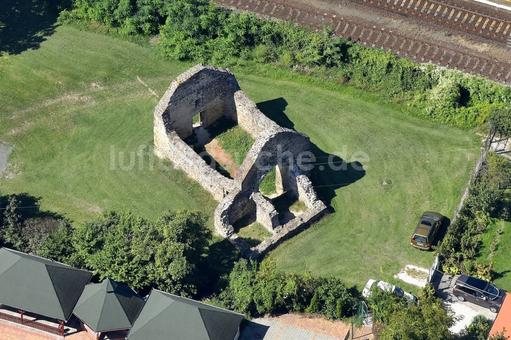 Revfülöp aus der Vogelperspektive: Ruine des Kirchengebäude der Philippinischen Kirche in Revfülöp in Wesprim, Ungarn