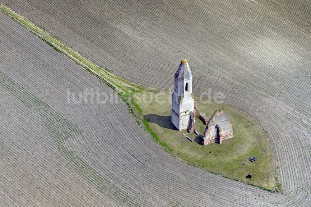 Luftaufnahme Somogyvamos - Ruine des Kirchengebäude der Pusztatorony in Somogyvamos in Komitat Somogy, Ungarn