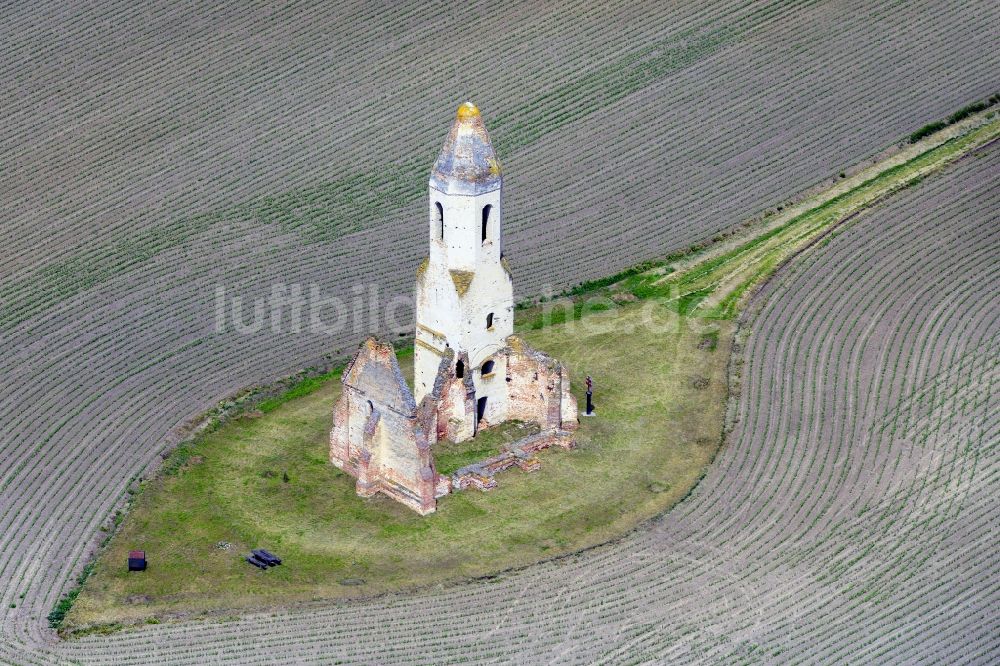 Somogyvamos von oben - Ruine des Kirchengebäude der Pusztatorony in Somogyvamos in Komitat Somogy, Ungarn