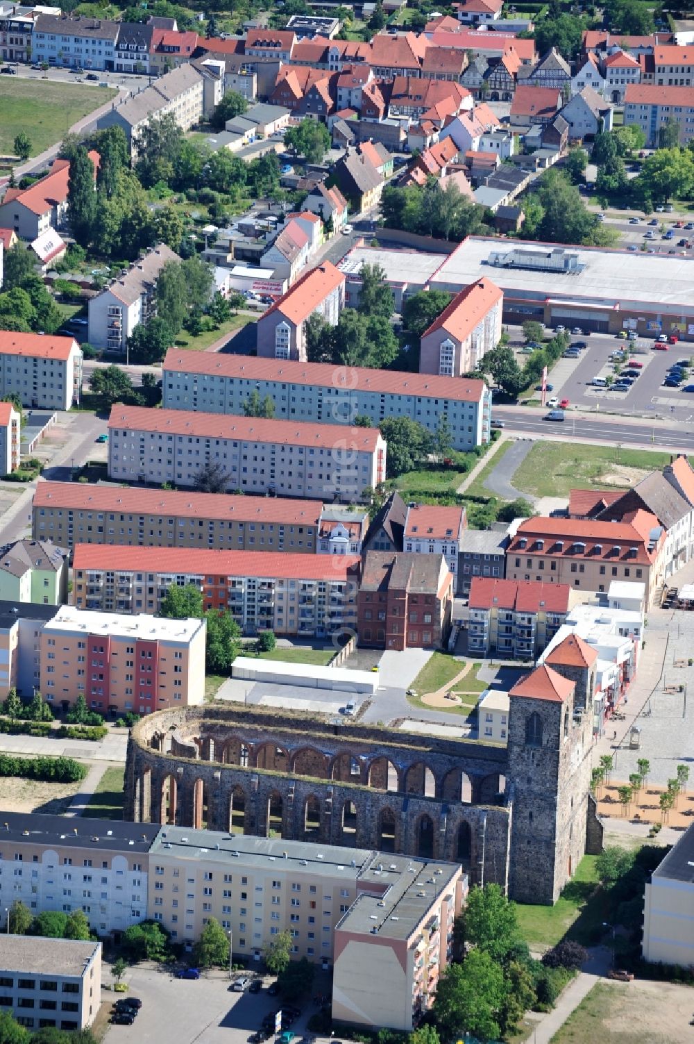 Zerbst/Anhalt aus der Vogelperspektive: Ruine des Kirchengebäude der Sankt Nikolai in Zerbst/Anhalt im Bundesland Sachsen-Anhalt, Deutschland