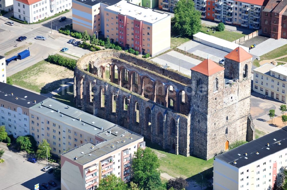 Luftaufnahme Zerbst/Anhalt - Ruine des Kirchengebäude der Sankt Nikolai in Zerbst/Anhalt im Bundesland Sachsen-Anhalt, Deutschland