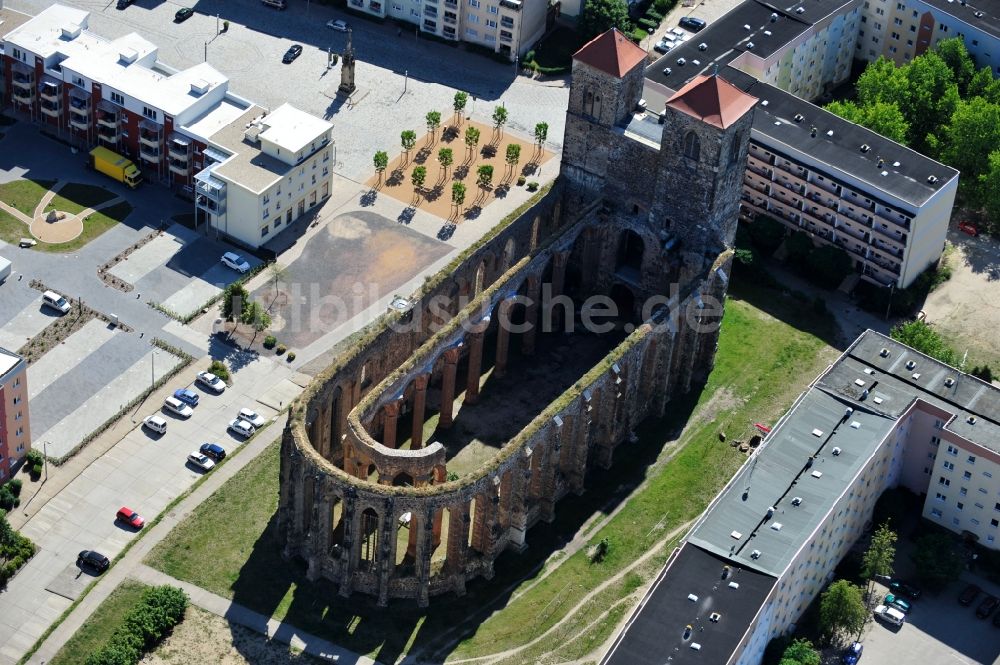 Zerbst/Anhalt von oben - Ruine des Kirchengebäude der Sankt Nikolai in Zerbst/Anhalt im Bundesland Sachsen-Anhalt, Deutschland