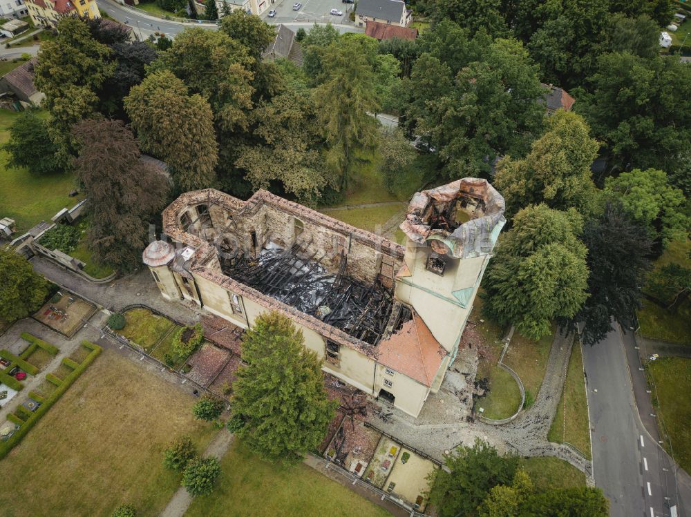 Großröhrsdorf aus der Vogelperspektive: Ruine des Kirchengebäude der Stadtkirche in Großröhrsdorf im Bundesland Sachsen, Deutschland