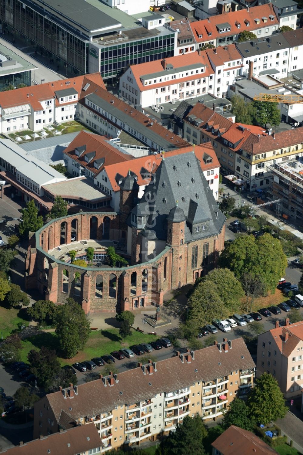 Luftaufnahme Hanau - Ruine des Kirchengebäude der Wallonisch-Niederländische Kirche in Hanau im Bundesland Hessen