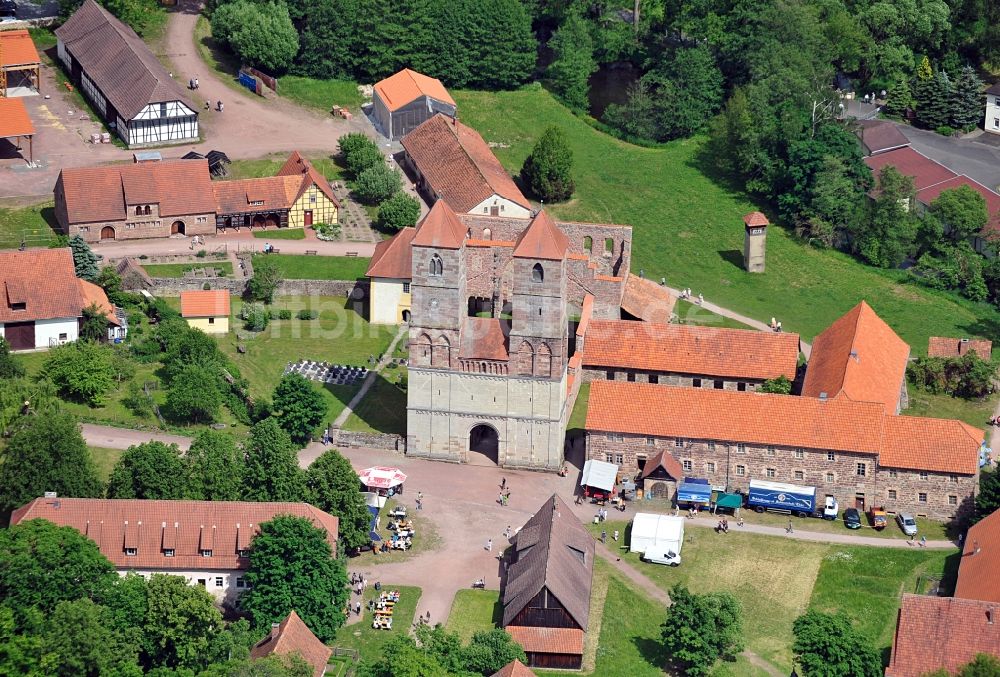 Kloster Veßra aus der Vogelperspektive: Ruine von Kloster Veßra im Bundesland Thüringen