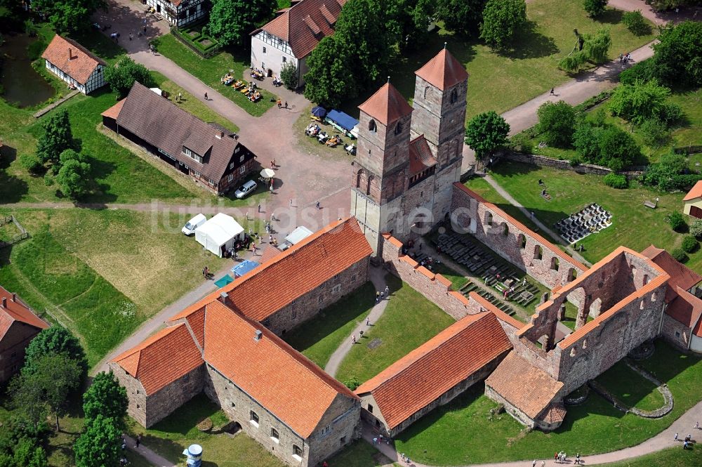 Kloster Veßra aus der Vogelperspektive: Ruine von Kloster Veßra im Bundesland Thüringen