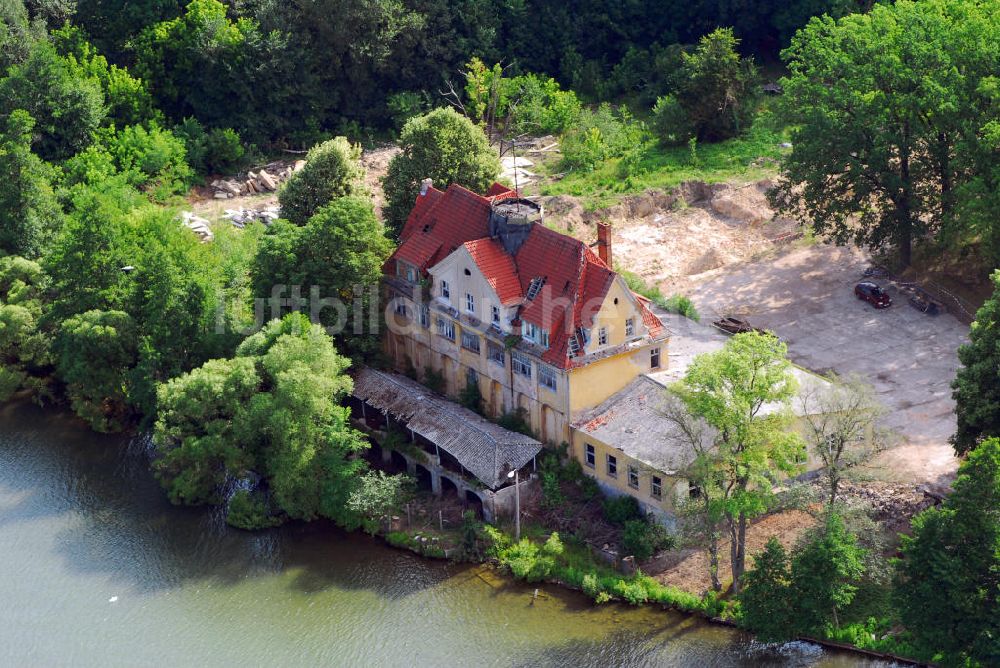 Bad Saarow - Pieskow aus der Vogelperspektive: Ruine vom Kurhaus Schloss Pieskow am Scharmützelsee