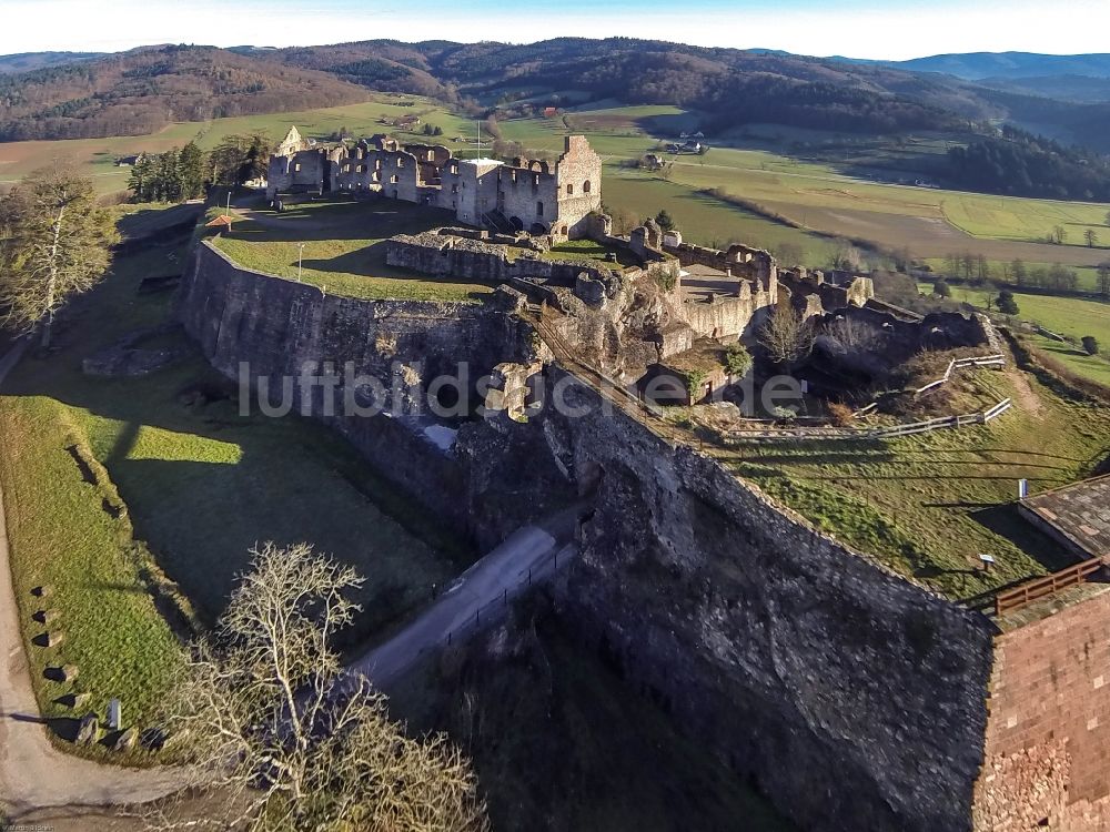 Emmendingen aus der Vogelperspektive: Ruine und Mauerreste der Burg- und Festungsruine im Ortsteil Hochburg in Emmendingen im Bundesland Baden-Württemberg