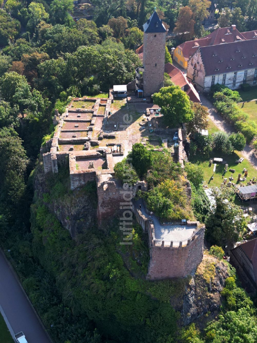 Halle / Saale aus der Vogelperspektive: Ruine und Mauerreste der Burg Giebichenstein in Halle (Saale) im Bundesland Sachsen-Anhalt, Deutschland