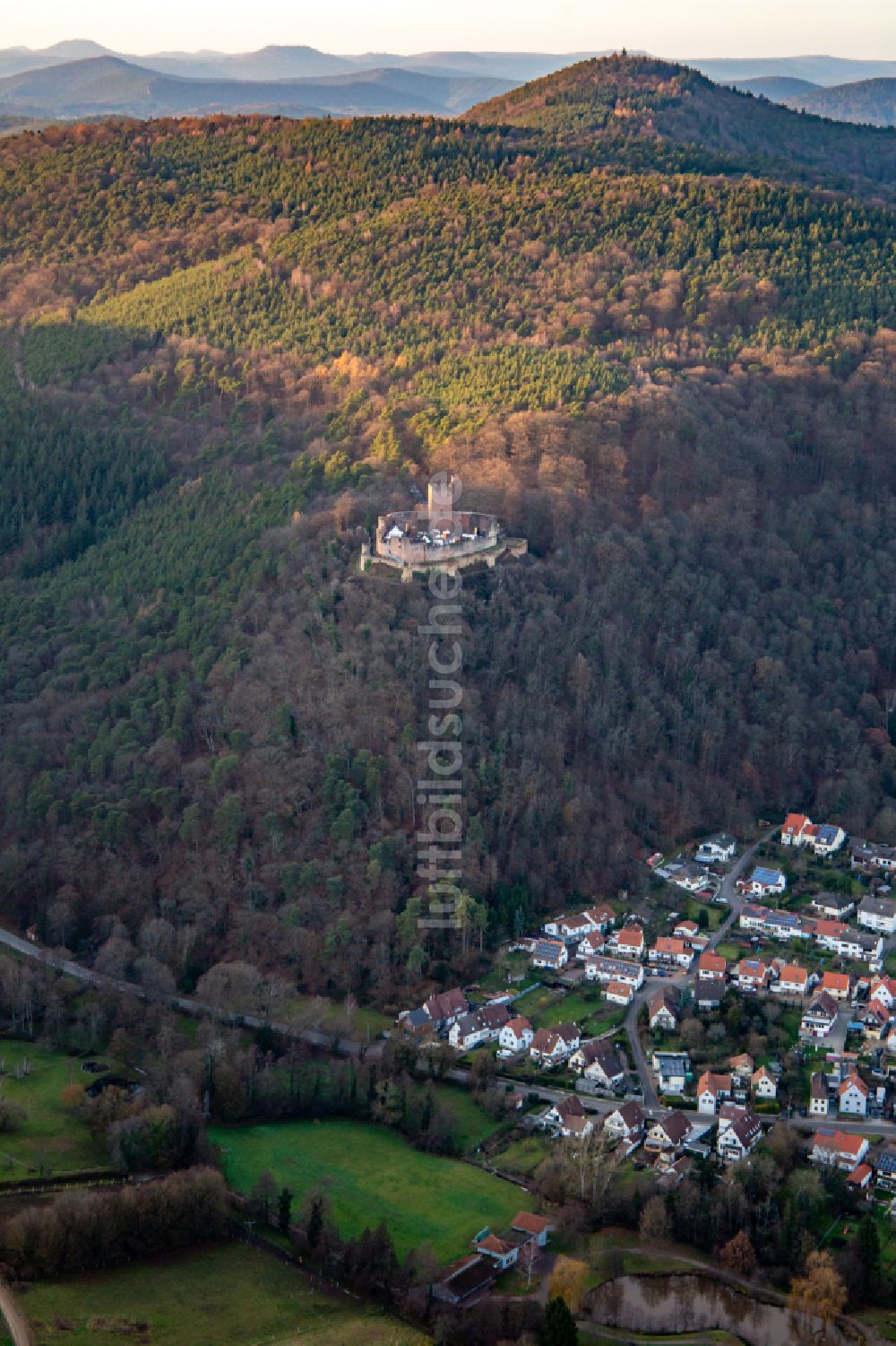 Luftaufnahme Klingenmünster - Ruine und Mauerreste der Burg Landeck in Klingenmünster im Bundesland Rheinland-Pfalz, Deutschland
