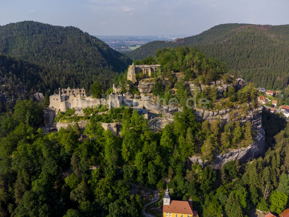 Kurort Oybin von oben - Ruine und Mauerreste der Burgruine Burg und Kloster Oybin in Kurort Oybin im Bundesland Sachsen, Deutschland