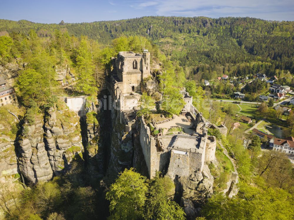 Kurort Oybin aus der Vogelperspektive: Ruine und Mauerreste der Burgruine Burg und Kloster Oybin in Kurort Oybin im Bundesland Sachsen, Deutschland