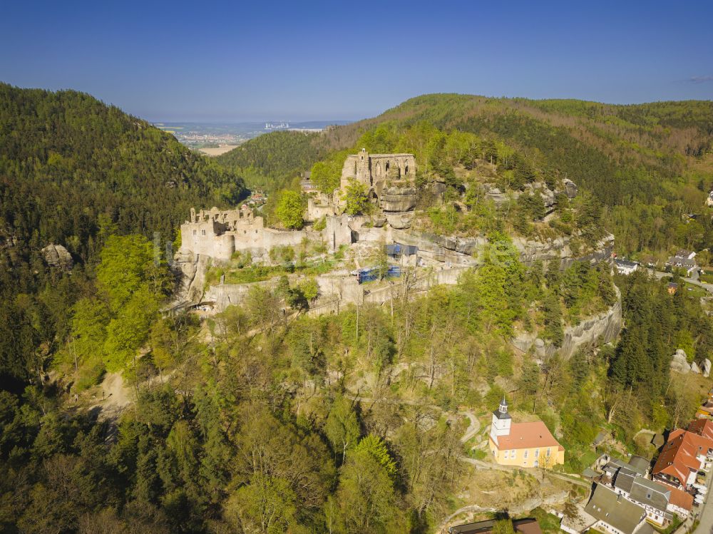 Luftaufnahme Kurort Oybin - Ruine und Mauerreste der Burgruine Burg und Kloster Oybin in Kurort Oybin im Bundesland Sachsen, Deutschland