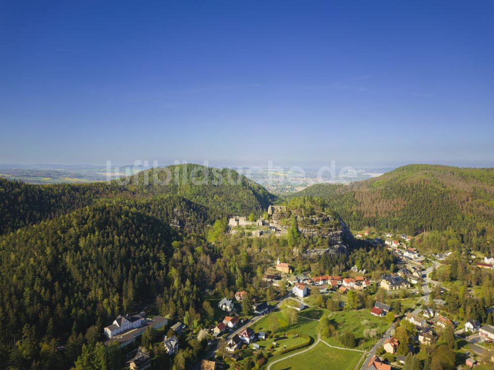 Kurort Oybin von oben - Ruine und Mauerreste der Burgruine Burg und Kloster Oybin in Kurort Oybin im Bundesland Sachsen, Deutschland