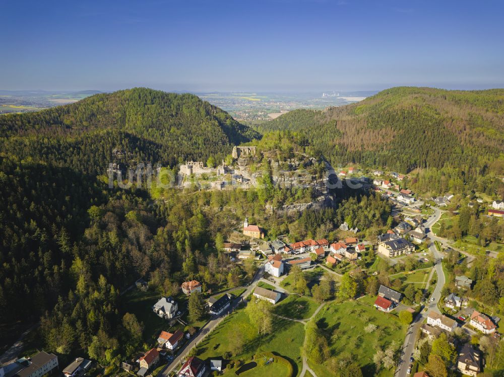 Kurort Oybin aus der Vogelperspektive: Ruine und Mauerreste der Burgruine Burg und Kloster Oybin in Kurort Oybin im Bundesland Sachsen, Deutschland