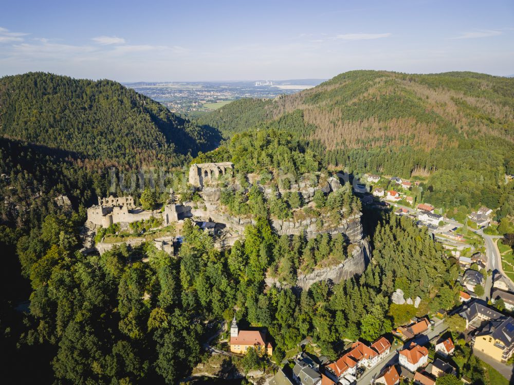 Kurort Oybin von oben - Ruine und Mauerreste der Burgruine Burg und Kloster Oybin in Kurort Oybin im Bundesland Sachsen, Deutschland