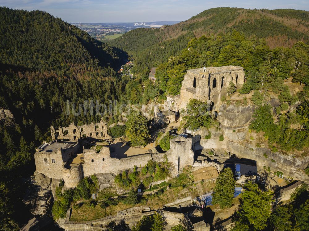 Kurort Oybin aus der Vogelperspektive: Ruine und Mauerreste der Burgruine Burg und Kloster Oybin in Kurort Oybin im Bundesland Sachsen, Deutschland