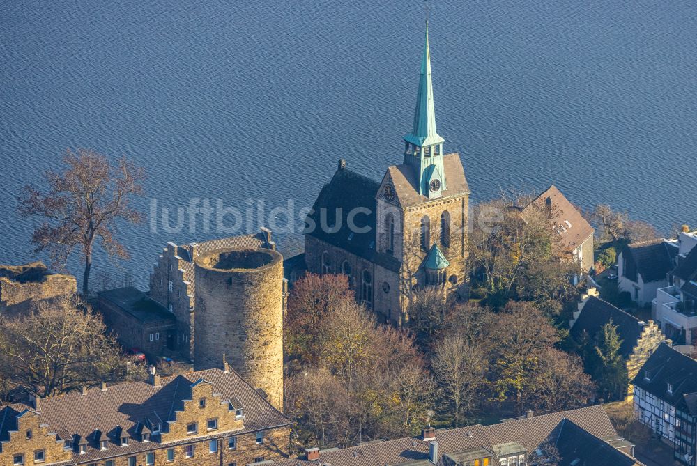 Luftaufnahme Wetter (Ruhr) - Ruine und Mauerreste der Burgruine Burg Wetter und Kirchengebäude der Ev.-Reformierte Kirchengemeinde Wetter-Freiheit in Wetter (Ruhr) im Bundesland Nordrhein-Westfalen, Deutschland