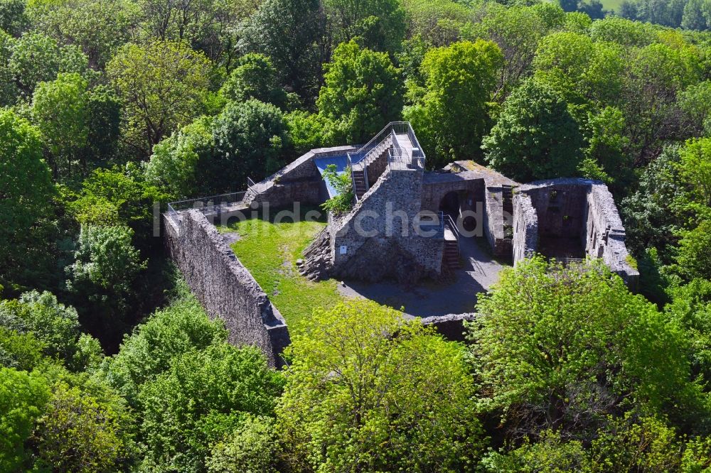 Haunetal von oben - Ruine und Mauerreste der Burgruine Hauneck in Haunetal im Bundesland Hessen, Deutschland