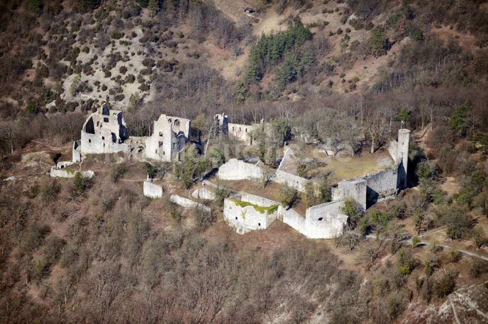 Gössenheim aus der Vogelperspektive: Ruine und Mauerreste der Burgruine Homburg in Gössenheim im Bundesland Bayern, Deutschland