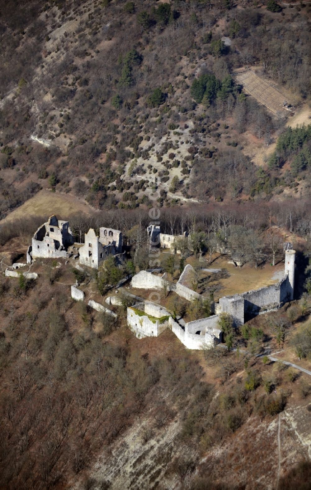 Luftaufnahme Gössenheim - Ruine und Mauerreste der Burgruine Homburg in Gössenheim im Bundesland Bayern, Deutschland