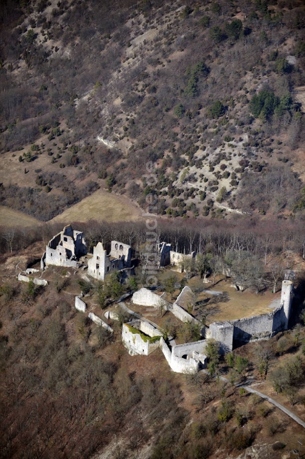 Gössenheim aus der Vogelperspektive: Ruine und Mauerreste der Burgruine Homburg in Gössenheim im Bundesland Bayern, Deutschland