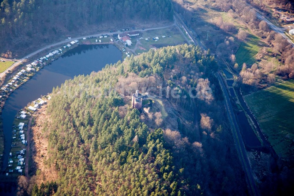 Dahn aus der Vogelperspektive: Ruine und Mauerreste der Burgruine Neudahn vor dem Neudahner Weier in Dahn im Bundesland Rheinland-Pfalz