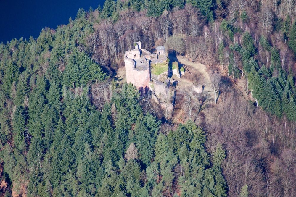 Luftbild Dahn - Ruine und Mauerreste der Burgruine Neudahn vor dem Neudahner Weier in Dahn im Bundesland Rheinland-Pfalz