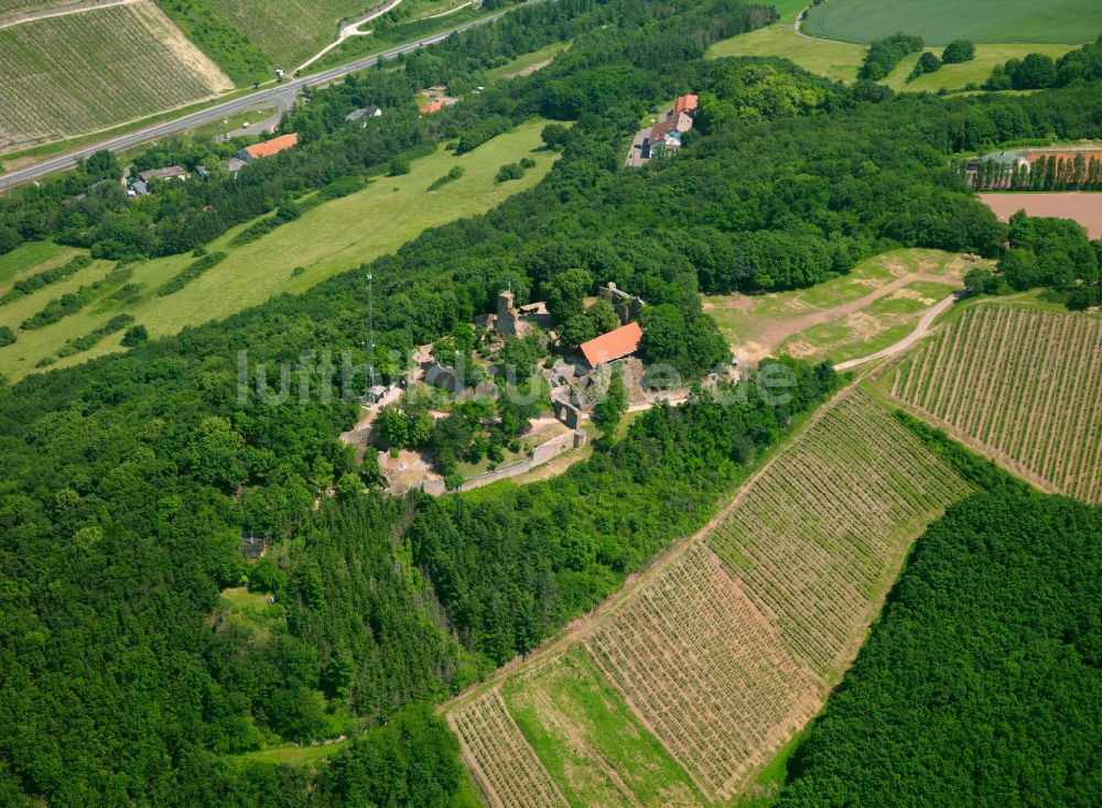 Obermoschel von oben - Ruine und Mauerreste der Burgruine in Obermoschel im Bundesland Rheinland-Pfalz, Deutschland