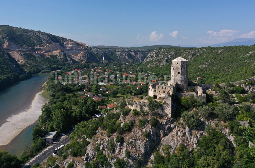 Capljina aus der Vogelperspektive: Ruine und Mauerreste der Burgruine Pociteljska (Gavrankapetanova) utvrda in Capljina in Föderation Bosnien und Herzegowina, Bosnien und Herzegowina