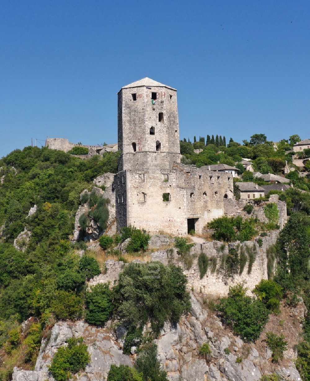 Luftaufnahme Capljina - Ruine und Mauerreste der Burgruine Pociteljska (Gavrankapetanova) utvrda in Capljina in Föderation Bosnien und Herzegowina, Bosnien und Herzegowina