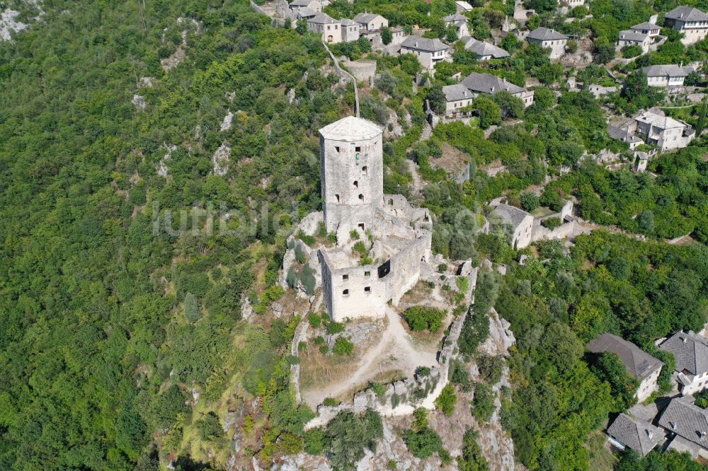 Capljina von oben - Ruine und Mauerreste der Burgruine Pociteljska (Gavrankapetanova) utvrda in Capljina in Föderation Bosnien und Herzegowina, Bosnien und Herzegowina