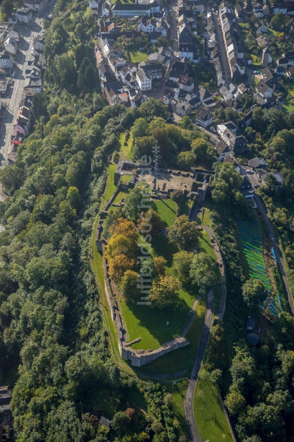 Arnsberg aus der Vogelperspektive: Ruine und Mauerreste der Burgruine des Schloss in Arnsberg im Bundesland Nordrhein-Westfalen, Deutschland