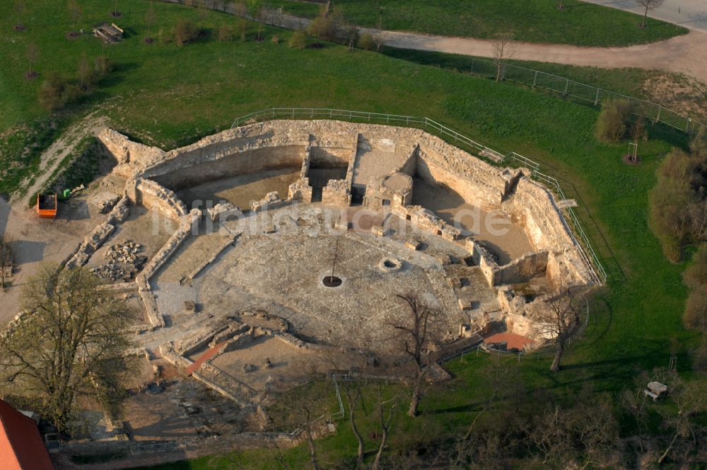 Herbsleben aus der Vogelperspektive: Ruine und Mauerreste der Burgruine - Schlossruine in Herbsleben im Bundesland Thüringen, Deutschland