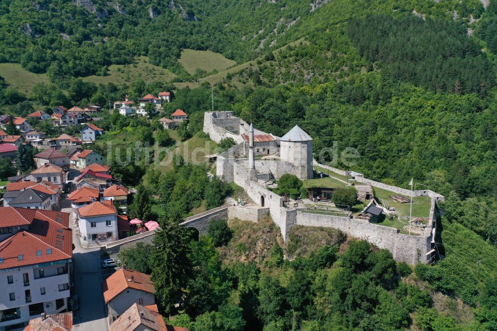 Travnik aus der Vogelperspektive: Ruine und Mauerreste der Burgruine Stari Grad in Travnik in Föderation Bosnien und Herzegowina, Bosnien und Herzegowina