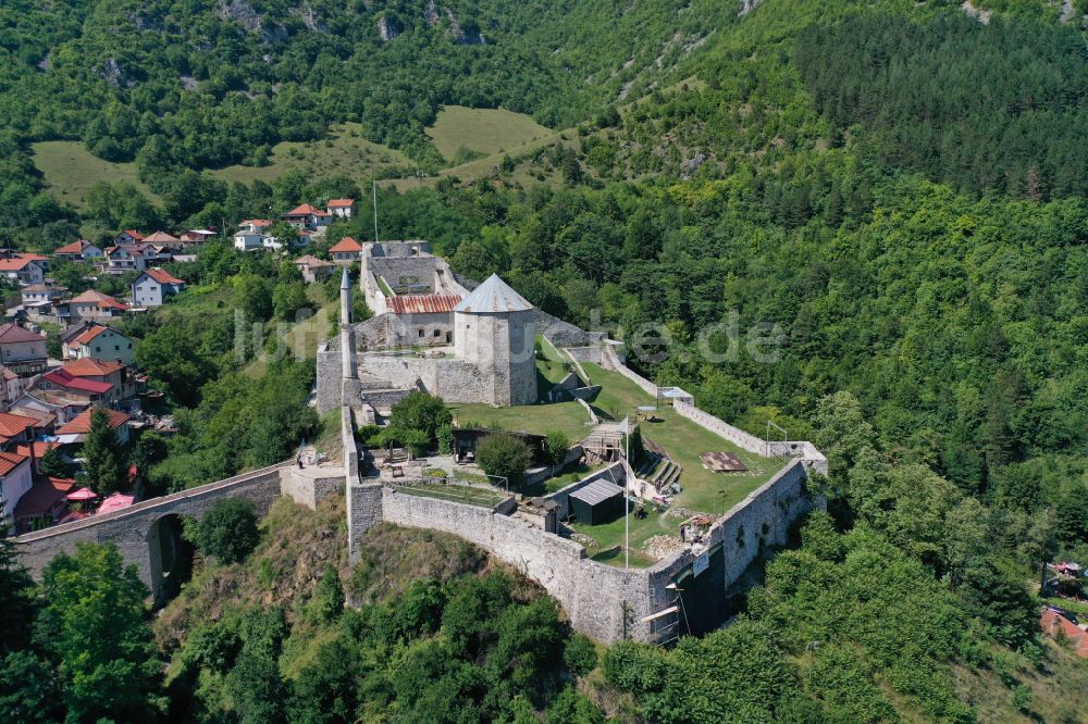 Luftbild Travnik - Ruine und Mauerreste der Burgruine Stari Grad in Travnik in Föderation Bosnien und Herzegowina, Bosnien und Herzegowina