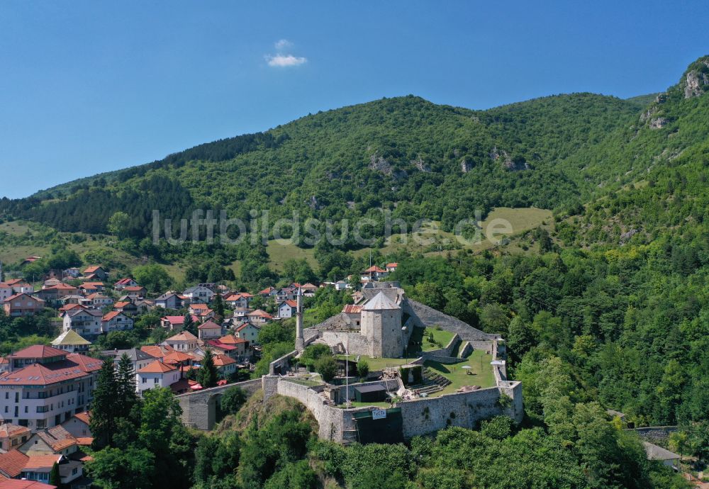 Luftaufnahme Travnik - Ruine und Mauerreste der Burgruine Stari Grad in Travnik in Föderation Bosnien und Herzegowina, Bosnien und Herzegowina