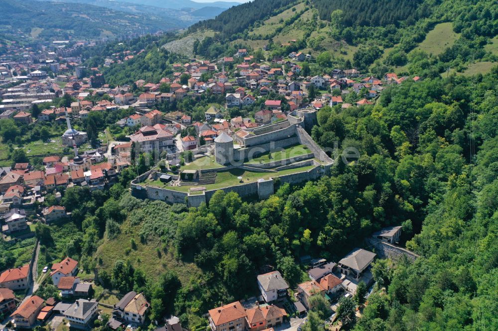 Travnik von oben - Ruine und Mauerreste der Burgruine Stari Grad in Travnik in Föderation Bosnien und Herzegowina, Bosnien und Herzegowina