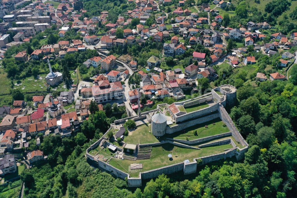 Travnik aus der Vogelperspektive: Ruine und Mauerreste der Burgruine Stari Grad in Travnik in Föderation Bosnien und Herzegowina, Bosnien und Herzegowina