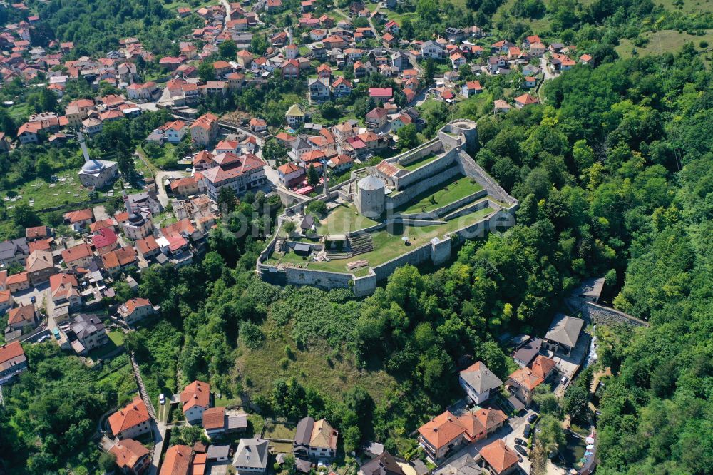 Luftaufnahme Travnik - Ruine und Mauerreste der Burgruine Stari Grad in Travnik in Föderation Bosnien und Herzegowina, Bosnien und Herzegowina