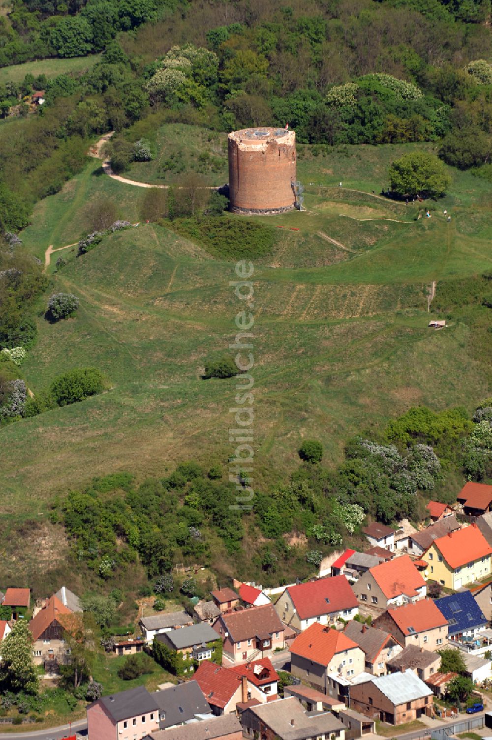 Stolpe von oben - Ruine und Mauerreste der Burgruine Stolper Turm - Grützpott in Stolpe im Bundesland Brandenburg, Deutschland